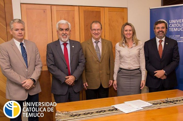 De izquierda a derecha, el Dr. Hugo Hoeschl el Instituto i3G (Brasil); el Rector Universidad Católica de Temuco (Chile), Aliro Bórquez Ramírez; el Director de la Cátedra Unesco TECLIN, Jesús Cardeñosa; la Dra. Tânia Bueno, del Instituto i3G (Brasil) y el Prorrector de la Universidad Católica de Temucho (Chile) Chile, Arturo Hernández Sallés. De izquierda a derecha, Hugo Hoeschl, del Instituto i3G; el rector de la Universidad Católica de Temuco, Aliro Bórquez Ramírez; el director de la Cátedra Unesco TECLIN, Jesús Cardeñosa; Tânia Bueno, del Instituto i3G; y el prorrector de la Universidad Católica de Temuco, Arturo Hernández Sallés. Fuente: TECLIN.